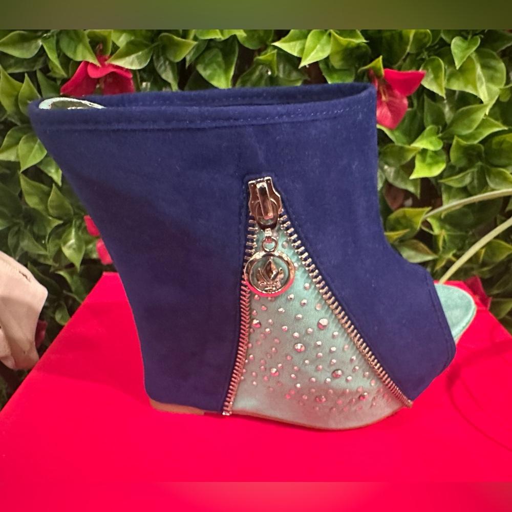 NWOT Alba Blue Suede Platform Heels Metallic Rhinestone and Side Zipper Panel